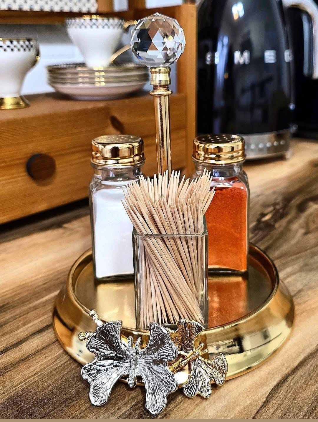 Elegant salt and pepper set