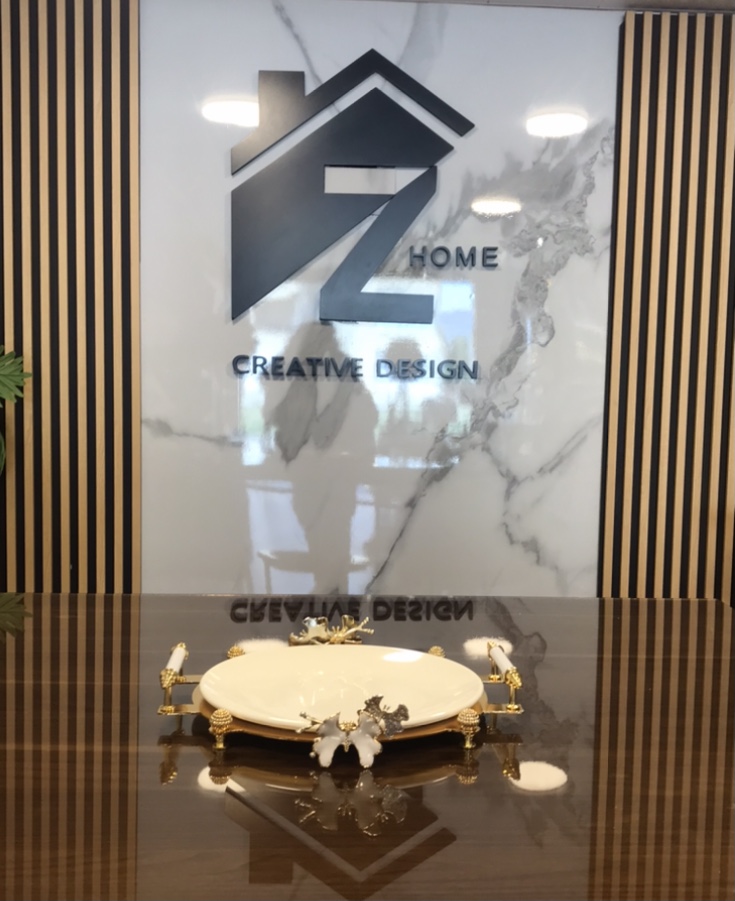 Round plate with gold tray