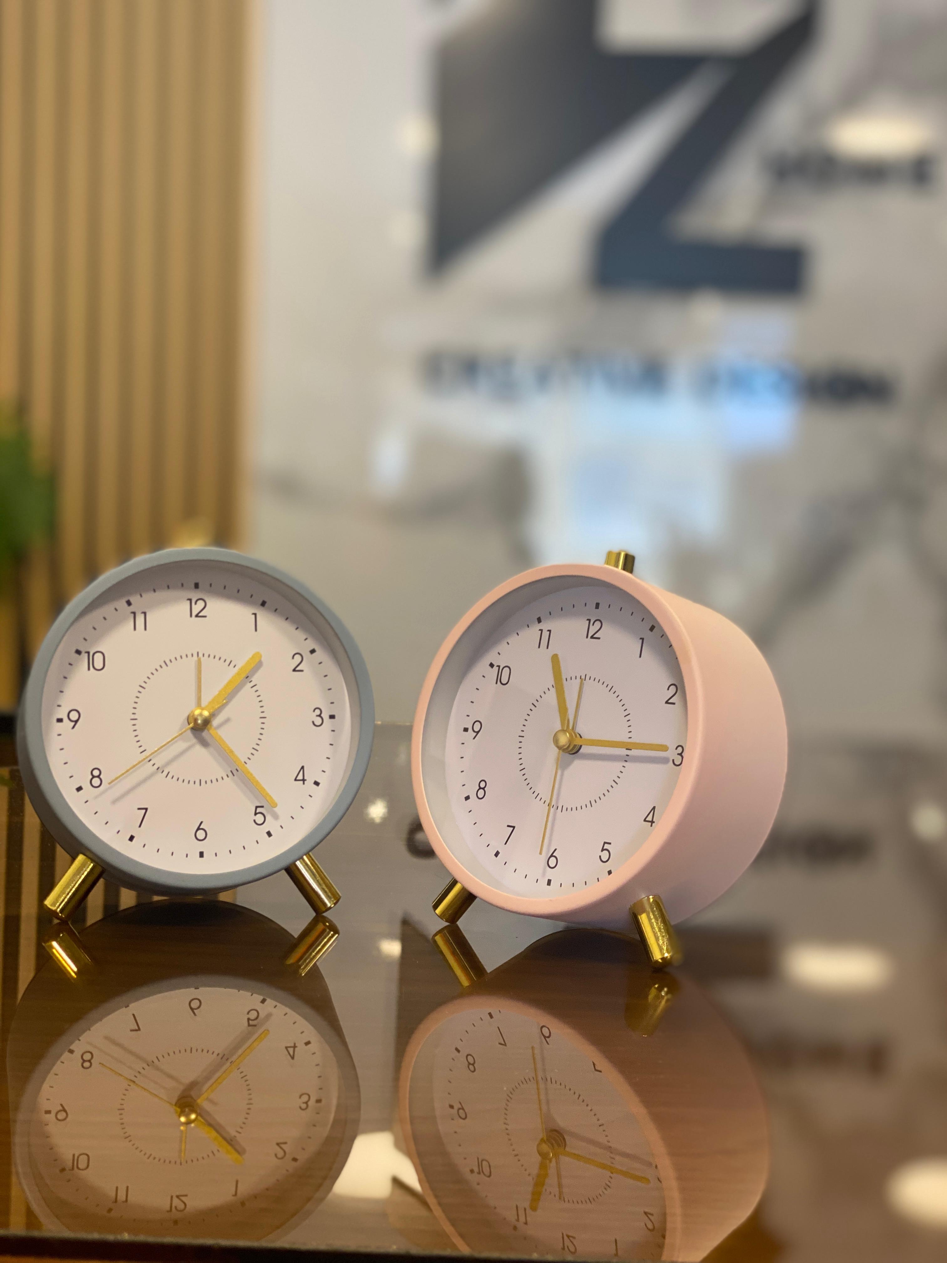 Modern Analog Table Clocks with Metal Stand